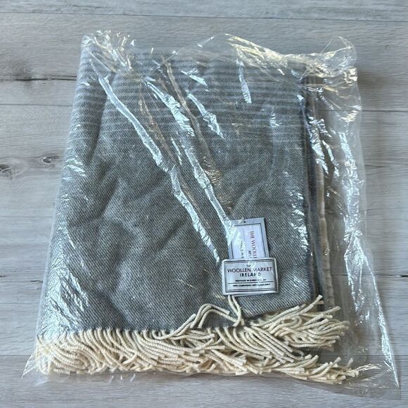 THE WOOLLEN MARKET IRELAND LAMBSWOOL THROW IN STRIPE DESIGN NWT IN PACKAGING - Picture 4 of 6
